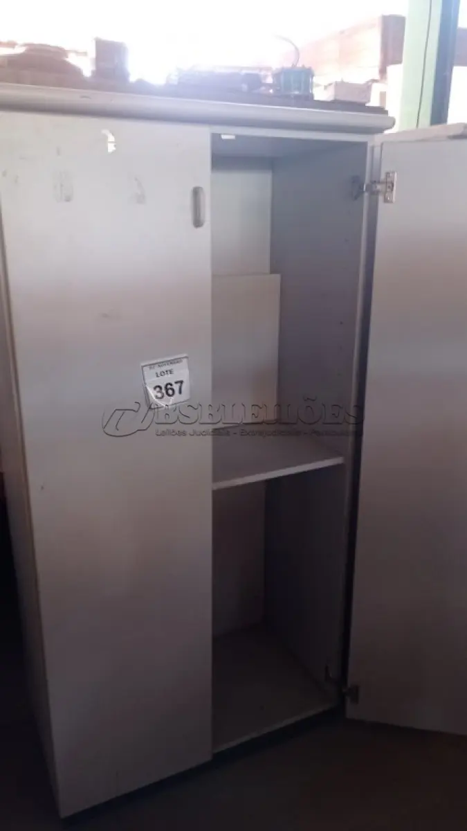 LOTE 367 - 01 ARMÁRIOS ALTO PARA ESCRITÓRIO COM 02 COMPARTIMENTOS. (NO ESTADO) ATENÇÃO! FAZER A VISITAÇÃO ANTES DE ARREMATAR, NÃO SABEMOS SE FUNCIONA, LEILÃO NÃO TEM GARANTIA E NEM DEVOLUÇÃO, SUJEITO A POSSÍVEIS AVARIAS VISÍVEIS/OCULTAS E/OU AUSÊNCIA DE COMPONENTES.