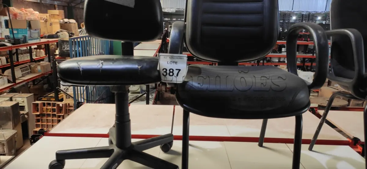 LOTE 387 - 02 CADEIRAS DE ESCRITÓRIO SENDO 01 COM PÉS FIXOS. (NO ESTADO) ATENÇÃO! FAZER A VISITAÇÃO ANTES DE ARREMATAR, NÃO SABEMOS SE FUNCIONA, LEILÃO NÃO TEM GARANTIA E NEM DEVOLUÇÃO, SUJEITO A POSSÍVEIS AVARIAS VISÍVEIS/OCULTAS E/OU AUSÊNCIA DE COMPONENTES.