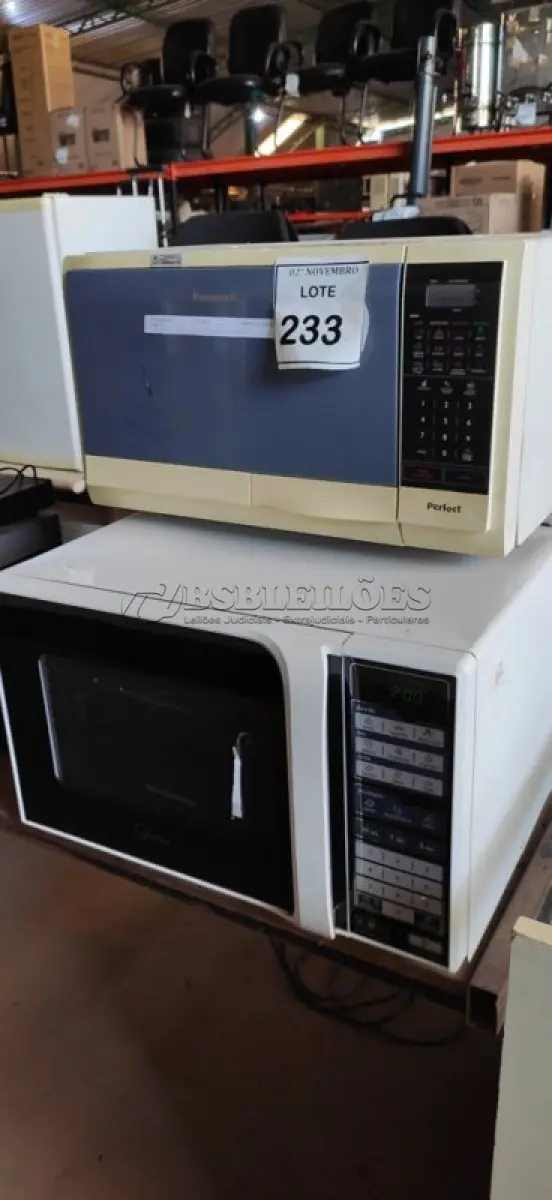 LOTE 233 - 03 MICRO-ONDAS MARCAS E MODELOS DIVERSOS. (NO ESTADO) ATENÇÃO! FAZER A VISITAÇÃO ANTES DE ARREMATAR, NÃO SABEMOS SE FUNCIONA, LEILÃO NÃO TEM GARANTIA E NEM DEVOLUÇÃO, SUJEITO A POSSÍVEIS AVARIAS VISÍVEIS/OCULTAS E/OU AUSÊNCIA DE COMPONENTES.