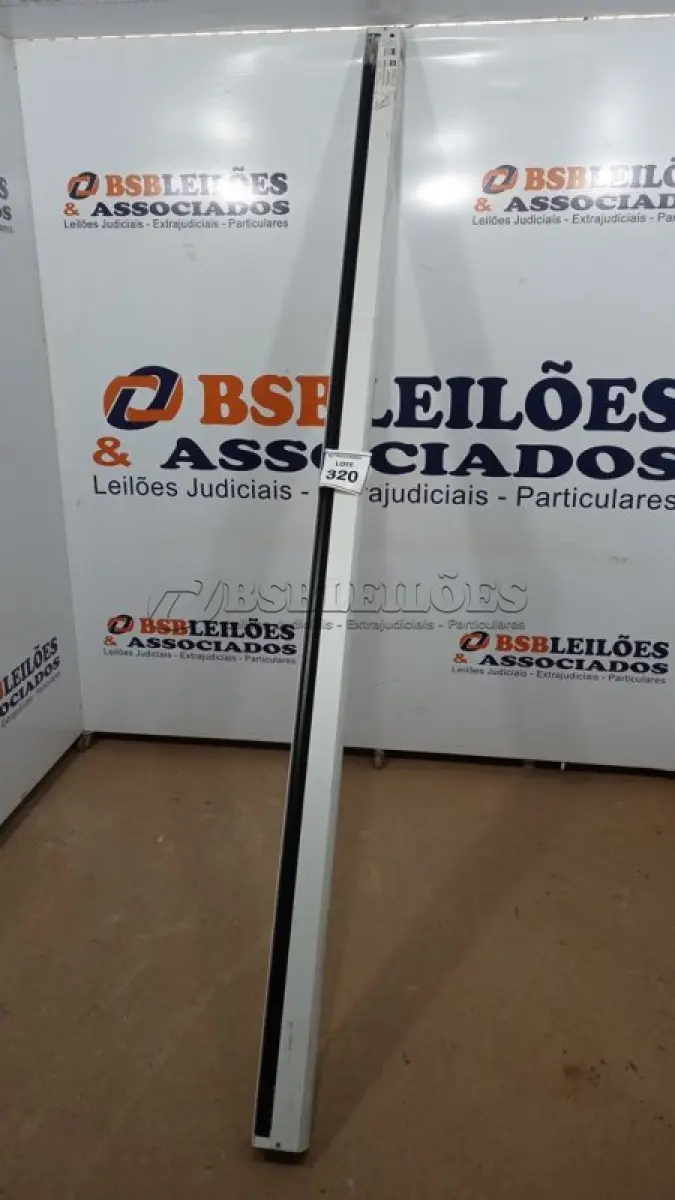 LOTE 320 - 01 TELA DE PROJEÇÃO. (NO ESTADO) ATENÇÃO! FAZER A VISITAÇÃO ANTES DE ARREMATAR, NÃO SABEMOS SE FUNCIONA, LEILÃO NÃO TEM GARANTIA E NEM DEVOLUÇÃO, SUJEITO A POSSÍVEIS AVARIAS VISÍVEIS/OCULTAS E/OU AUSÊNCIA DE COMPONENTES.
