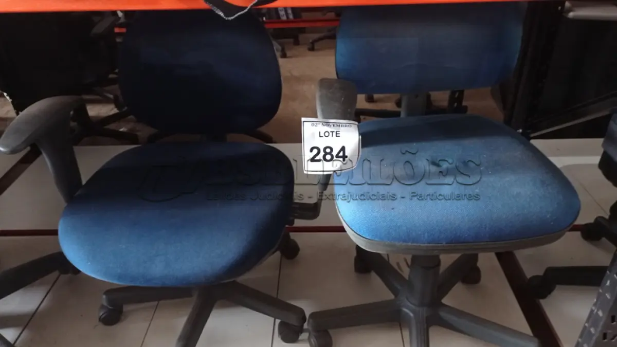 LOTE 284 - 02 CADEIRAS GIRATÓRIAS NA COR AZUL. (NO ESTADO) ATENÇÃO! FAZER A VISITAÇÃO ANTES DE ARREMATAR, NÃO SABEMOS SE FUNCIONA, LEILÃO NÃO TEM GARANTIA E NEM DEVOLUÇÃO, SUJEITO A POSSÍVEIS AVARIAS VISÍVEIS/OCULTAS E/OU AUSÊNCIA DE COMPONENTES.