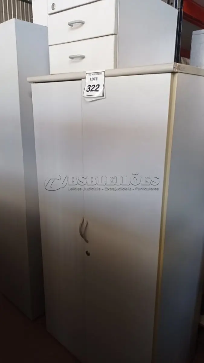 LOTE 322 - 01 ARMÁRIO ALTO PARA ESCRITÓRIO COM 03 COMPARTIMENTOS E 01 GAVETEIRO DE MESA. (NO ESTADO) ATENÇÃO! FAZER A VISITAÇÃO ANTES DE ARREMATAR, NÃO SABEMOS SE FUNCIONA, LEILÃO NÃO TEM GARANTIA E NEM DEVOLUÇÃO, SUJEITO A POSSÍVEIS AVARIAS VISÍVEIS/OCULTAS E/OU AUSÊNCIA DE COMPONENTES.