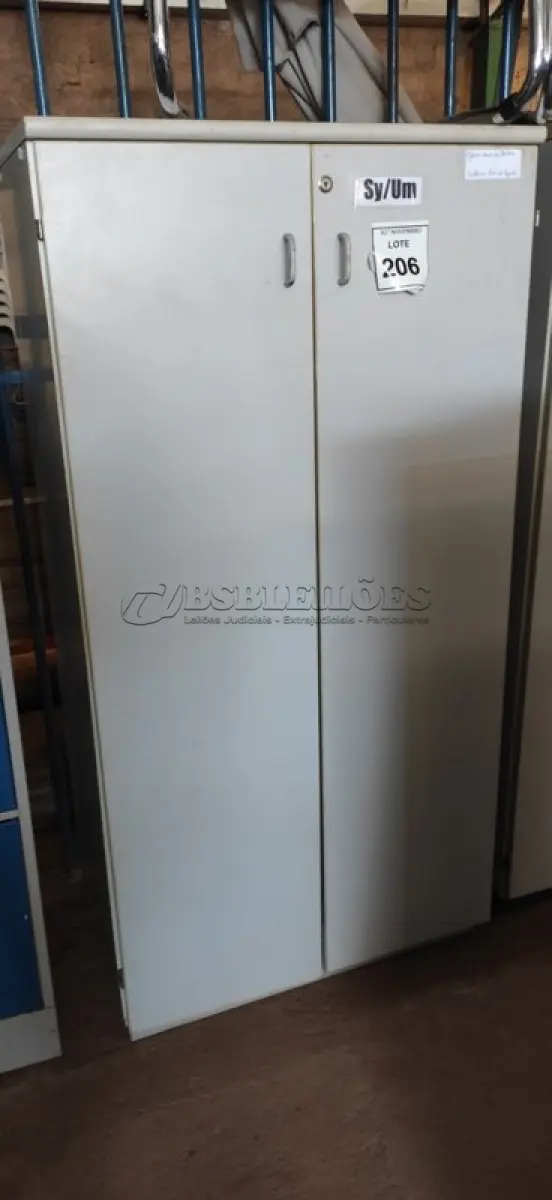 LOTE 206 - 01 ARMÁRIO DE ESCRITÓRIO PARA PASTAS SUSPENSAS COM 02 PORTAS. (NO ESTADO) ATENÇÃO! FAZER A VISITAÇÃO ANTES DE ARREMATAR, NÃO SABEMOS SE FUNCIONA, LEILÃO NÃO TEM GARANTIA E NEM DEVOLUÇÃO, SUJEITO A POSSÍVEIS AVARIAS VISÍVEIS/OCULTAS E/OU AUSÊNCIA DE COMPONENTES.