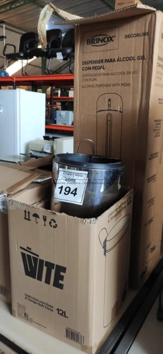 LOTE 194 - 03 LIXEIRAS INOX SEM TAMPA E 01 DISPENSE PARA ÁLCOOL EM GEL COM PEDAL. (NO ESTADO) ATENÇÃO! FAZER A VISITAÇÃO ANTES DE ARREMATAR, NÃO SABEMOS SE FUNCIONA, LEILÃO NÃO TEM GARANTIA E NEM DEVOLUÇÃO, SUJEITO A POSSÍVEIS AVARIAS VISÍVEIS/OCULTAS E/OU AUSÊNCIA DE COMPONENTES.