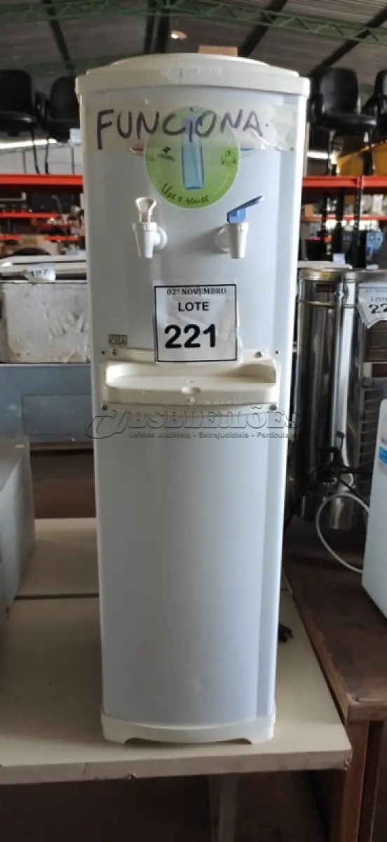 LOTE 221 - 01 BEBEDOURO PARA GARRAFÃO 220V. (NO ESTADO) ATENÇÃO! FAZER A VISITAÇÃO ANTES DE ARREMATAR, NÃO SABEMOS SE FUNCIONA, LEILÃO NÃO TEM GARANTIA E NEM DEVOLUÇÃO, SUJEITO A POSSÍVEIS AVARIAS VISÍVEIS/OCULTAS E/OU AUSÊNCIA DE COMPONENTES.