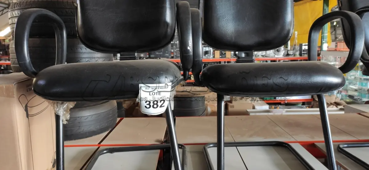 LOTE 382 - 02 CADEIRAS DE ESCRITÓRIO COM PÉS FIXOS. (NO ESTADO) ATENÇÃO! FAZER A VISITAÇÃO ANTES DE ARREMATAR, NÃO SABEMOS SE FUNCIONA, LEILÃO NÃO TEM GARANTIA E NEM DEVOLUÇÃO, SUJEITO A POSSÍVEIS AVARIAS VISÍVEIS/OCULTAS E/OU AUSÊNCIA DE COMPONENTES.
