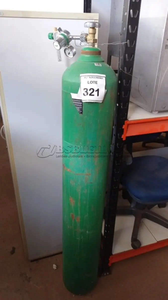 LOTE 321 - 01 CILINDRO DE OXIGÊNIO. (NO ESTADO) ATENÇÃO! FAZER A VISITAÇÃO ANTES DE ARREMATAR, NÃO SABEMOS SE FUNCIONA, LEILÃO NÃO TEM GARANTIA E NEM DEVOLUÇÃO, SUJEITO A POSSÍVEIS AVARIAS VISÍVEIS/OCULTAS E/OU AUSÊNCIA DE COMPONENTES.