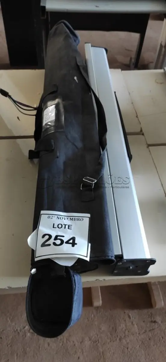 LOTE 254 - 02 EXPOSITORES DE CARTAZES. (NO ESTADO) ATENÇÃO! FAZER A VISITAÇÃO ANTES DE ARREMATAR, NÃO SABEMOS SE FUNCIONA, LEILÃO NÃO TEM GARANTIA E NEM DEVOLUÇÃO, SUJEITO A POSSÍVEIS AVARIAS VISÍVEIS/OCULTAS E/OU AUSÊNCIA DE COMPONENTES.
