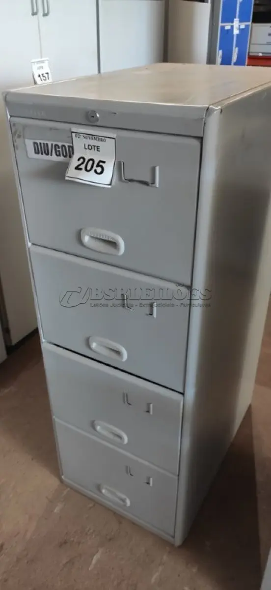 LOTE 205 - 01 ARQUIVO DE AÇO COM 04 GAVETAS. (NO ESTADO) ATENÇÃO! FAZER A VISITAÇÃO ANTES DE ARREMATAR, NÃO SABEMOS SE FUNCIONA, LEILÃO NÃO TEM GARANTIA E NEM DEVOLUÇÃO, SUJEITO A POSSÍVEIS AVARIAS VISÍVEIS/OCULTAS E/OU AUSÊNCIA DE COMPONENTES.