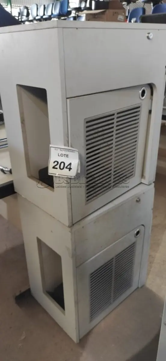 LOTE 204 - 02 ARMÁRIOS BAIXOS COM 01 GAVETA E SUPORTE PARA CPU. (NO ESTADO) ATENÇÃO! FAZER A VISITAÇÃO ANTES DE ARREMATAR, NÃO SABEMOS SE FUNCIONA, LEILÃO NÃO TEM GARANTIA E NEM DEVOLUÇÃO, SUJEITO A POSSÍVEIS AVARIAS VISÍVEIS/OCULTAS E/OU AUSÊNCIA DE COMPONENTES.
