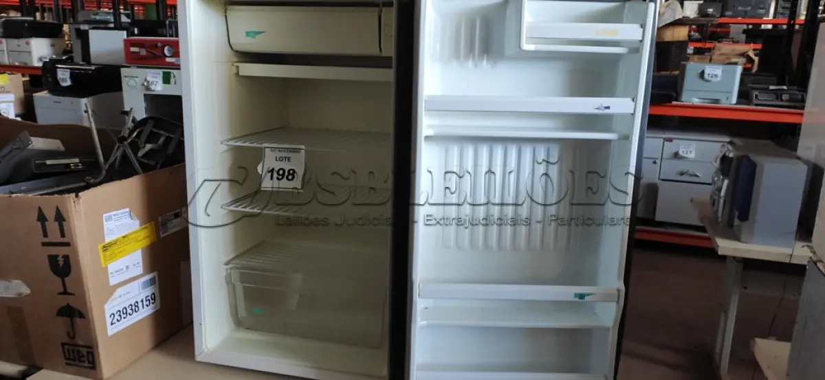 LOTE 198 - 01 FRIGOBAR 220V MARCA CONSUL. (NO ESTADO) ATENÇÃO! FAZER A VISITAÇÃO ANTES DE ARREMATAR, NÃO SABEMOS SE FUNCIONA, LEILÃO NÃO TEM GARANTIA E NEM DEVOLUÇÃO, SUJEITO A POSSÍVEIS AVARIAS VISÍVEIS/OCULTAS E/OU AUSÊNCIA DE COMPONENTES.