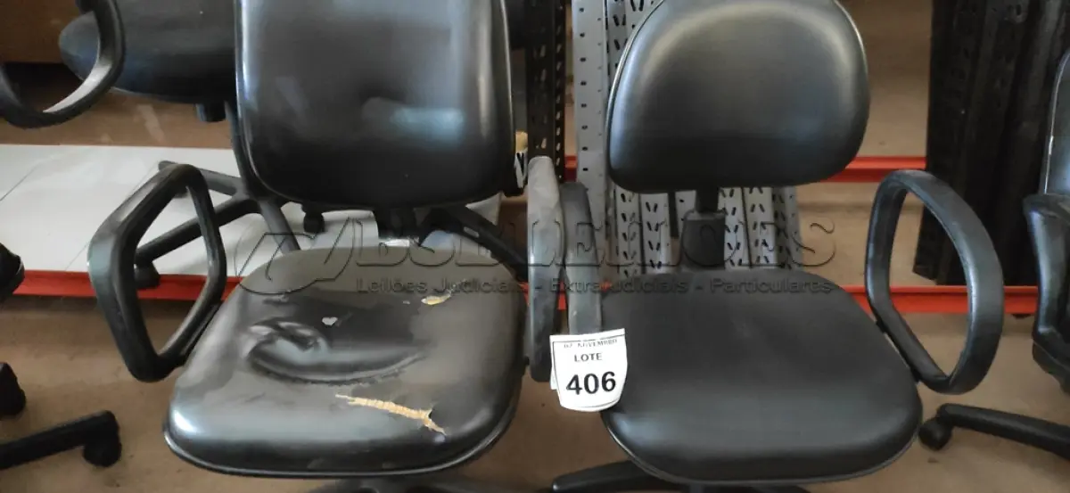 LOTE 406 - 02 CADEIRAS DE ESCRITÓRIO. (NO ESTADO) ATENÇÃO! FAZER A VISITAÇÃO ANTES DE ARREMATAR, NÃO SABEMOS SE FUNCIONA, LEILÃO NÃO TEM GARANTIA E NEM DEVOLUÇÃO, SUJEITO A POSSÍVEIS AVARIAS VISÍVEIS/OCULTAS E/OU AUSÊNCIA DE COMPONENTES.