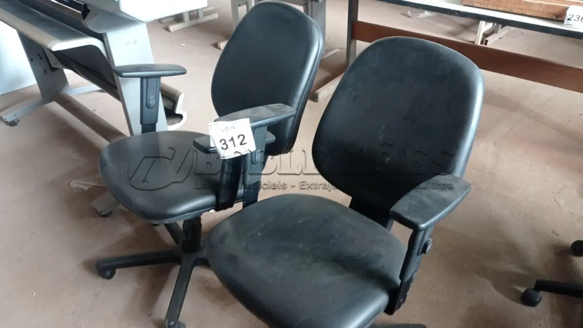 LOTE 312 - 02 CADEIRAS GIRATÓRIAS. (NO ESTADO) ATENÇÃO! FAZER A VISITAÇÃO ANTES DE ARREMATAR, NÃO SABEMOS SE FUNCIONA, LEILÃO NÃO TEM GARANTIA E NEM DEVOLUÇÃO, SUJEITO A POSSÍVEIS AVARIAS VISÍVEIS/OCULTAS E/OU AUSÊNCIA DE COMPONENTES.