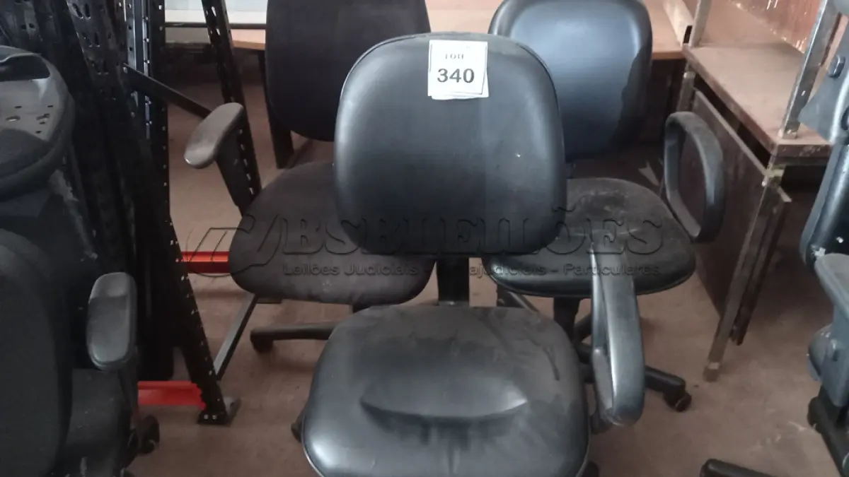 LOTE 340 - 02 CADEIRAS GIRATÓRIAS. (NO ESTADO) ATENÇÃO! FAZER A VISITAÇÃO ANTES DE ARREMATAR, NÃO SABEMOS SE FUNCIONA, LEILÃO NÃO TEM GARANTIA E NEM DEVOLUÇÃO, SUJEITO A POSSÍVEIS AVARIAS VISÍVEIS/OCULTAS E/OU AUSÊNCIA DE COMPONENTES.