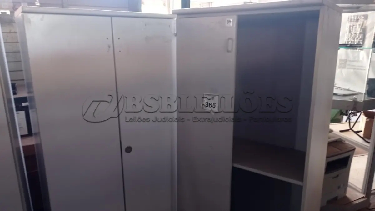 LOTE 365 - 02 ARMÁRIOS ALTOS PARA ESCRITÓRIO COM AVARIAS. (NO ESTADO) ATENÇÃO! FAZER A VISITAÇÃO ANTES DE ARREMATAR, NÃO SABEMOS SE FUNCIONA, LEILÃO NÃO TEM GARANTIA E NEM DEVOLUÇÃO, SUJEITO A POSSÍVEIS AVARIAS VISÍVEIS/OCULTAS E/OU AUSÊNCIA DE COMPONENTES.