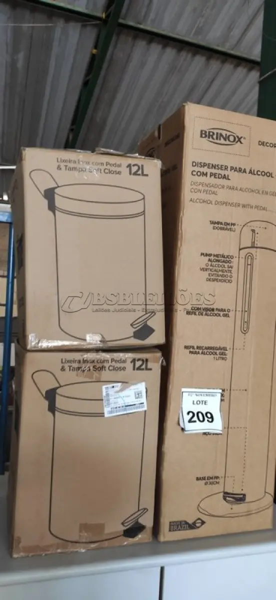 LOTE 209 - 02 LIXEIRAS INOX SEM TAMPA E 01 DISPENSE DE ÁLCOOL EM GEL COM PEDAL. (NO ESTADO) ATENÇÃO! FAZER A VISITAÇÃO ANTES DE ARREMATAR, NÃO SABEMOS SE FUNCIONA, LEILÃO NÃO TEM GARANTIA E NEM DEVOLUÇÃO, SUJEITO A POSSÍVEIS AVARIAS VISÍVEIS/OCULTAS E/OU AUSÊNCIA DE COMPONENTES.