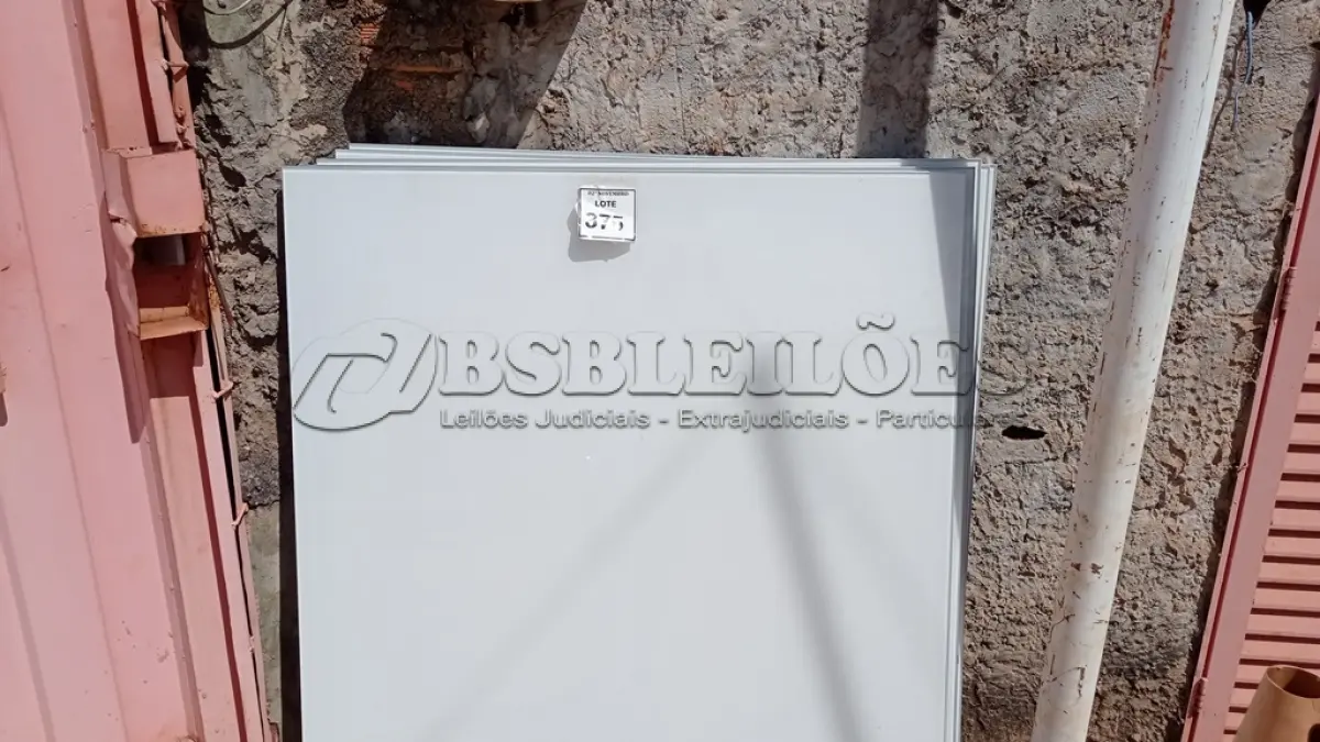 LOTE 375 - 05 PAINÉIS DE VIDRO NA COR BRANCO DE 1,32X1,19. (NO ESTADO) ATENÇÃO! FAZER A VISITAÇÃO ANTES DE ARREMATAR, NÃO SABEMOS SE FUNCIONA, LEILÃO NÃO TEM GARANTIA E NEM DEVOLUÇÃO, SUJEITO A POSSÍVEIS AVARIAS VISÍVEIS/OCULTAS E/OU AUSÊNCIA DE COMPONENTES.