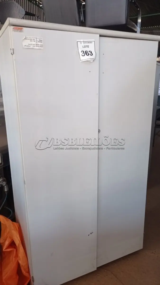 LOTE 363 - 01 ARMÁRIO ALTO PARA ESCRITÓRIO COM 06 COMPARTIMENTOS. (NO ESTADO) ATENÇÃO! FAZER A VISITAÇÃO ANTES DE ARREMATAR, NÃO SABEMOS SE FUNCIONA, LEILÃO NÃO TEM GARANTIA E NEM DEVOLUÇÃO, SUJEITO A POSSÍVEIS AVARIAS VISÍVEIS/OCULTAS E/OU AUSÊNCIA DE COMPONENTES.