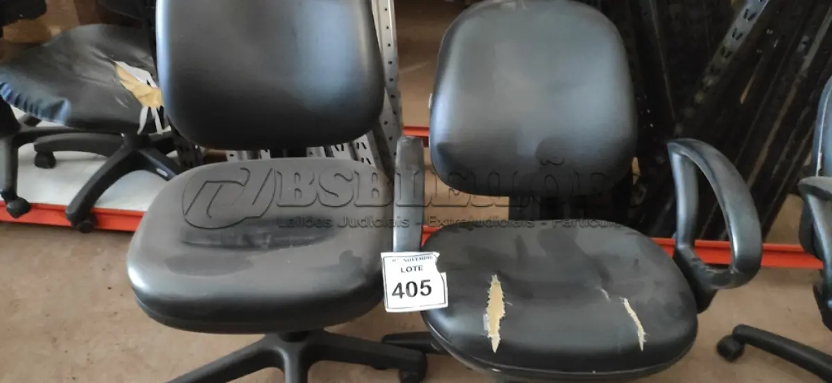 LOTE 405 - 02 CADEIRAS DE ESCRITÓRIO. (NO ESTADO) ATENÇÃO! FAZER A VISITAÇÃO ANTES DE ARREMATAR, NÃO SABEMOS SE FUNCIONA, LEILÃO NÃO TEM GARANTIA E NEM DEVOLUÇÃO, SUJEITO A POSSÍVEIS AVARIAS VISÍVEIS/OCULTAS E/OU AUSÊNCIA DE COMPONENTES.