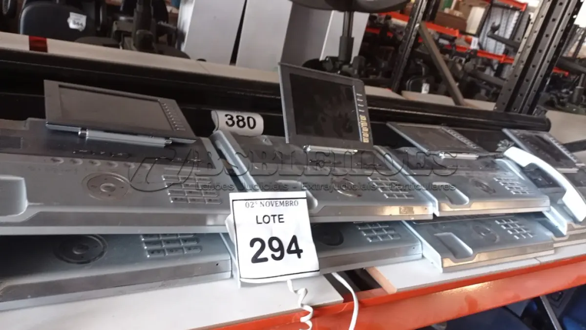 LOTE 294 - 01 LOTE COM VÁRIOS APARELHOS TELEFÔNICOS. (NO ESTADO) ATENÇÃO! FAZER A VISITAÇÃO ANTES DE ARREMATAR, NÃO SABEMOS SE FUNCIONA, LEILÃO NÃO TEM GARANTIA E NEM DEVOLUÇÃO, SUJEITO A POSSÍVEIS AVARIAS VISÍVEIS/OCULTAS E/OU AUSÊNCIA DE COMPONENTES.