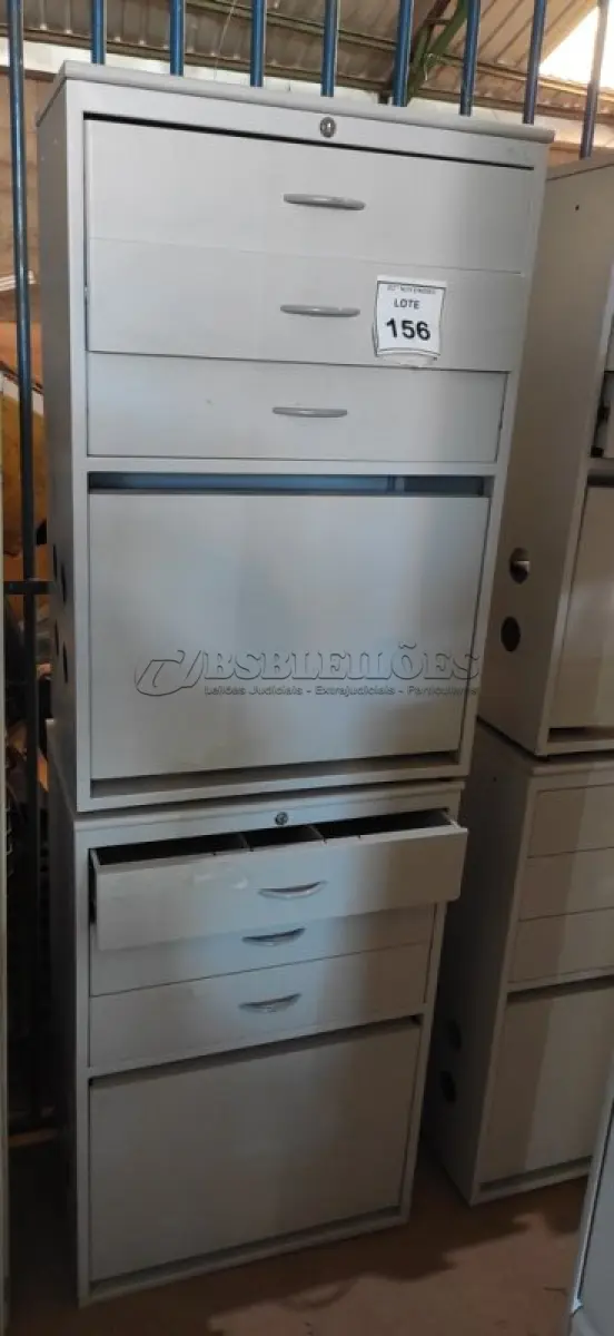 LOTE 156 - 02 ARMÁRIOS BAIXOS DE FERRO E TAMPO EM MADEIRA COM 03 GAVETAS E 01 PORTA CADA. (NO ESTADO) ATENÇÃO! FAZER A VISITAÇÃO ANTES DE ARREMATAR, NÃO SABEMOS SE FUNCIONA, LEILÃO NÃO TEM GARANTIA E NEM DEVOLUÇÃO, SUJEITO A POSSÍVEIS AVARIAS VISÍVEIS/OCULTAS E/OU AUSÊNCIA DE COMPONENTES.
