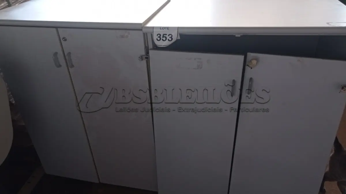 LOTE 353 - 02 ARMÁRIOS BAIXOS. (NO ESTADO) ATENÇÃO! FAZER A VISITAÇÃO ANTES DE ARREMATAR, NÃO SABEMOS SE FUNCIONA, LEILÃO NÃO TEM GARANTIA E NEM DEVOLUÇÃO, SUJEITO A POSSÍVEIS AVARIAS VISÍVEIS/OCULTAS E/OU AUSÊNCIA DE COMPONENTES.