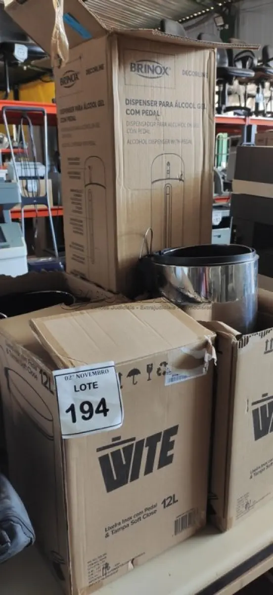 LOTE 194 - 03 LIXEIRAS INOX SEM TAMPA E 01 DISPENSE PARA ÁLCOOL EM GEL COM PEDAL. (NO ESTADO) ATENÇÃO! FAZER A VISITAÇÃO ANTES DE ARREMATAR, NÃO SABEMOS SE FUNCIONA, LEILÃO NÃO TEM GARANTIA E NEM DEVOLUÇÃO, SUJEITO A POSSÍVEIS AVARIAS VISÍVEIS/OCULTAS E/OU AUSÊNCIA DE COMPONENTES.