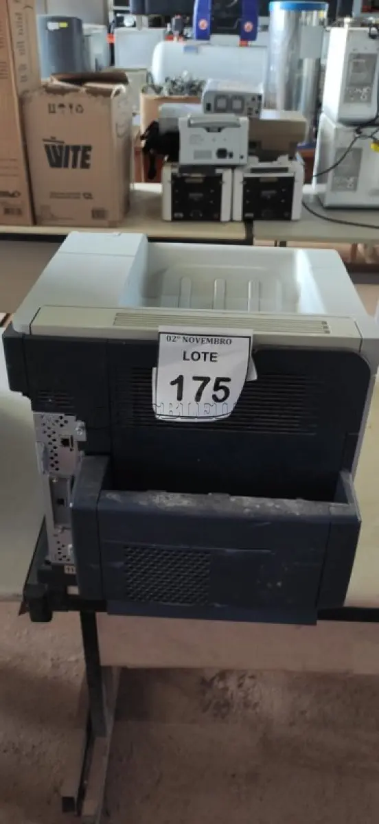 LOTE 175 - 02 IMPRESSORAS MARCAS HP E EPSON. (NO ESTADO) ATENÇÃO! FAZER A VISITAÇÃO ANTES DE ARREMATAR, NÃO SABEMOS SE FUNCIONA, LEILÃO NÃO TEM GARANTIA E NEM DEVOLUÇÃO, SUJEITO A POSSÍVEIS AVARIAS VISÍVEIS/OCULTAS E/OU AUSÊNCIA DE COMPONENTES.