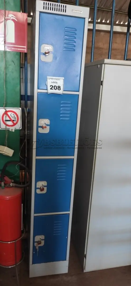 LOTE 208 - 01 ARMÁRIO DE AÇO DE 04 PORTAS COM TRANCA. (NO ESTADO) ATENÇÃO! FAZER A VISITAÇÃO ANTES DE ARREMATAR, NÃO SABEMOS SE FUNCIONA, LEILÃO NÃO TEM GARANTIA E NEM DEVOLUÇÃO, SUJEITO A POSSÍVEIS AVARIAS VISÍVEIS/OCULTAS E/OU AUSÊNCIA DE COMPONENTES.