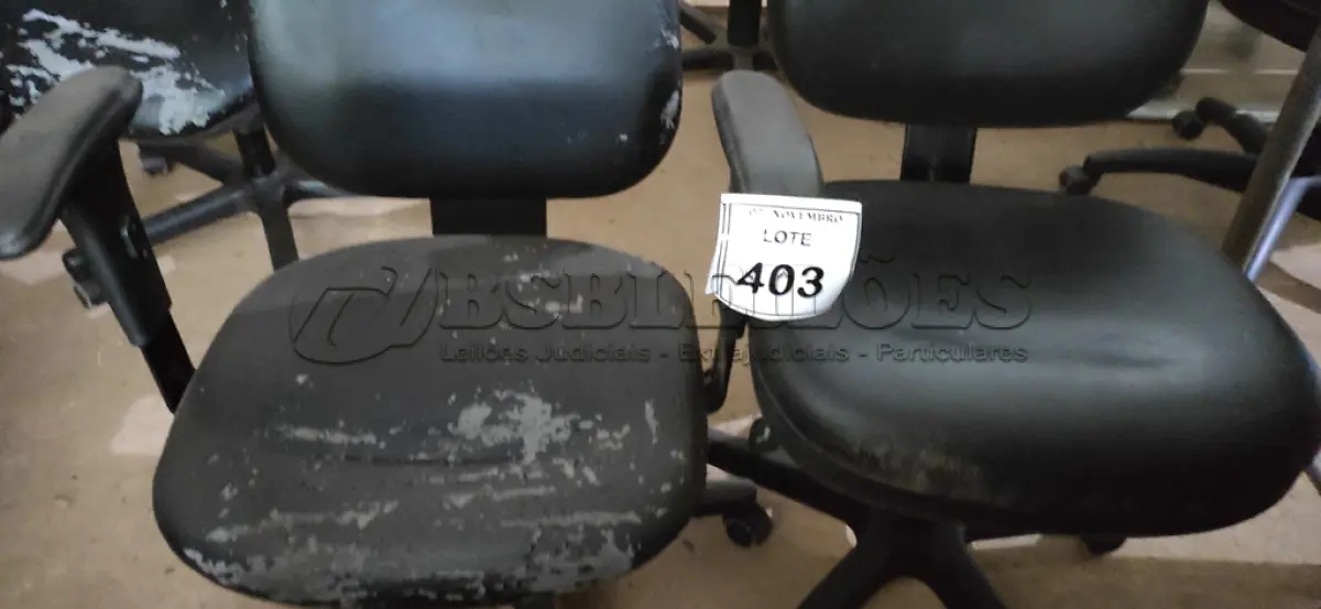 LOTE 403 - 02 CADEIRAS DE ESCRITÓRIO. (NO ESTADO) ATENÇÃO! FAZER A VISITAÇÃO ANTES DE ARREMATAR, NÃO SABEMOS SE FUNCIONA, LEILÃO NÃO TEM GARANTIA E NEM DEVOLUÇÃO, SUJEITO A POSSÍVEIS AVARIAS VISÍVEIS/OCULTAS E/OU AUSÊNCIA DE COMPONENTES.