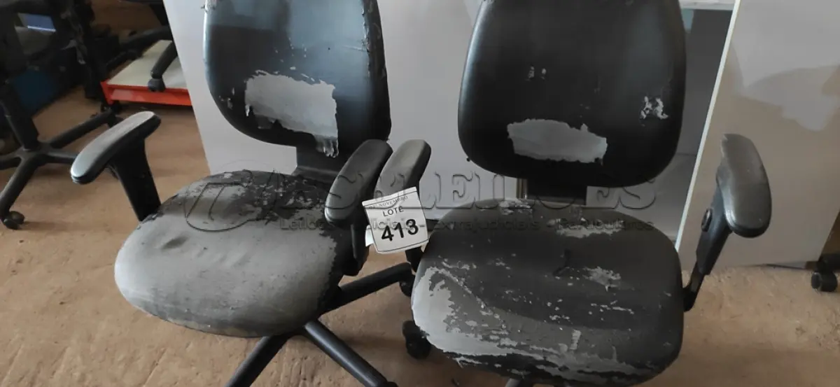 LOTE 413 - 02 CADEIRAS DE ESCRITÓRIO. (NO ESTADO) ATENÇÃO! FAZER A VISITAÇÃO ANTES DE ARREMATAR, NÃO SABEMOS SE FUNCIONA, LEILÃO NÃO TEM GARANTIA E NEM DEVOLUÇÃO, SUJEITO A POSSÍVEIS AVARIAS VISÍVEIS/OCULTAS E/OU AUSÊNCIA DE COMPONENTES.