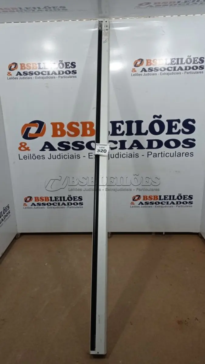 LOTE 320 - 01 TELA DE PROJEÇÃO. (NO ESTADO) ATENÇÃO! FAZER A VISITAÇÃO ANTES DE ARREMATAR, NÃO SABEMOS SE FUNCIONA, LEILÃO NÃO TEM GARANTIA E NEM DEVOLUÇÃO, SUJEITO A POSSÍVEIS AVARIAS VISÍVEIS/OCULTAS E/OU AUSÊNCIA DE COMPONENTES.