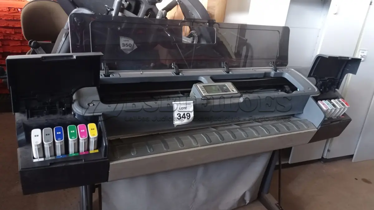 LOTE 349 - 01 PLOTTER MODELO DESIGNJET Z32000PS PHOTO MARCA HP. (NO ESTADO) ATENÇÃO! FAZER A VISITAÇÃO ANTES DE ARREMATAR, NÃO SABEMOS SE FUNCIONA, LEILÃO NÃO TEM GARANTIA E NEM DEVOLUÇÃO, SUJEITO A POSSÍVEIS AVARIAS VISÍVEIS/OCULTAS E/OU AUSÊNCIA DE COMPONENTES.