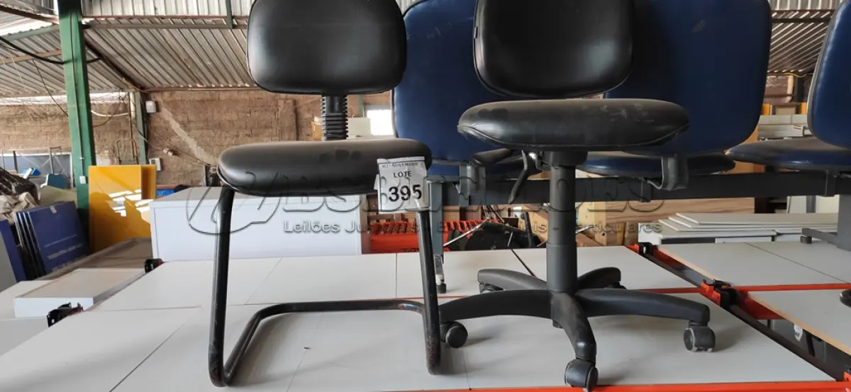 LOTE 395 - 02 CADEIRAS DE ESCRITÓRIO SENDO 01 COM PÉS FIXOS. (NO ESTADO) ATENÇÃO! FAZER A VISITAÇÃO ANTES DE ARREMATAR, NÃO SABEMOS SE FUNCIONA, LEILÃO NÃO TEM GARANTIA E NEM DEVOLUÇÃO, SUJEITO A POSSÍVEIS AVARIAS VISÍVEIS/OCULTAS E/OU AUSÊNCIA DE COMPONENTES.