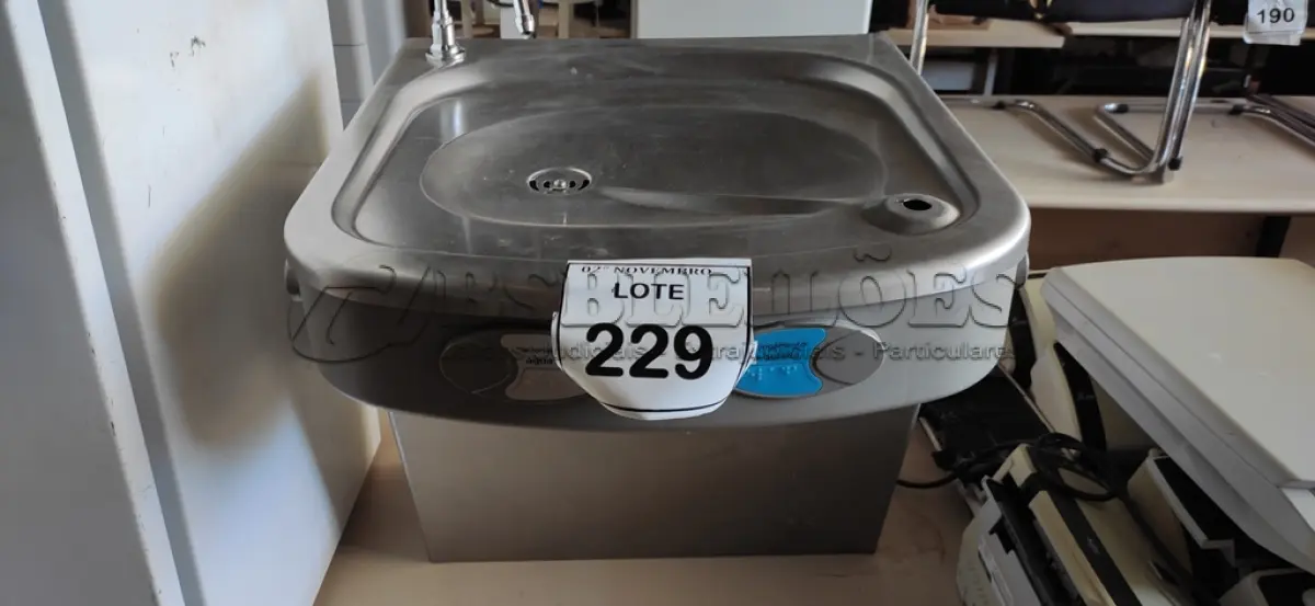 LOTE 229 - 01 BEBEDOURO DE PAREDE EM INOX MARCA IBBL. (NO ESTADO) ATENÇÃO! FAZER A VISITAÇÃO ANTES DE ARREMATAR, NÃO SABEMOS SE FUNCIONA, LEILÃO NÃO TEM GARANTIA E NEM DEVOLUÇÃO, SUJEITO A POSSÍVEIS AVARIAS VISÍVEIS/OCULTAS E/OU AUSÊNCIA DE COMPONENTES.