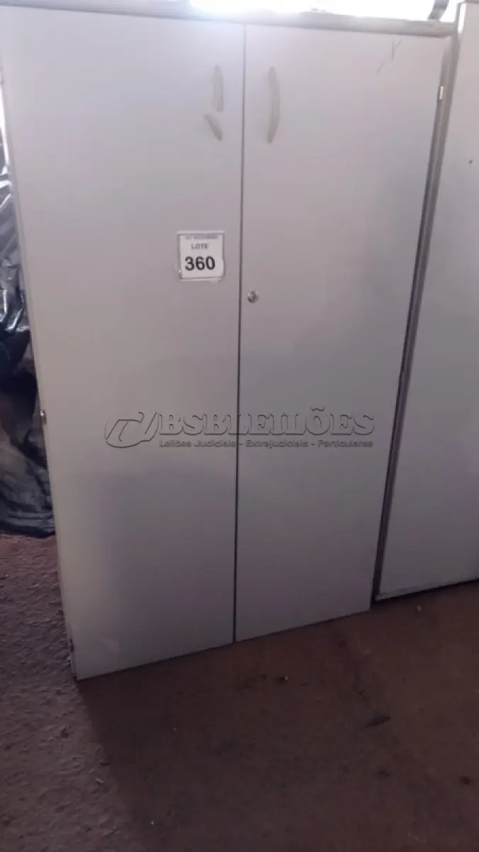 LOTE 360 - 01 ARMÁRIO ALTO PARA ESCRITÓRIO COM 02 PORTAS. (NO ESTADO) ATENÇÃO! FAZER A VISITAÇÃO ANTES DE ARREMATAR, NÃO SABEMOS SE FUNCIONA, LEILÃO NÃO TEM GARANTIA E NEM DEVOLUÇÃO, SUJEITO A POSSÍVEIS AVARIAS VISÍVEIS/OCULTAS E/OU AUSÊNCIA DE COMPONENTES.