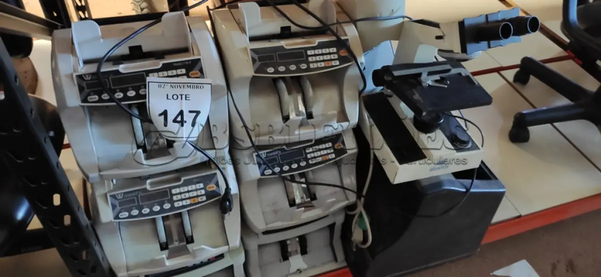 LOTE 147 - 01 MICROSCÓPIO INCOMPLETO, 02 ESTABILIZADORES, 01 MÁQUINA DE CONTAR MOEDAS E 06 MÁQUINAS DE CONTAR CÉDULAS. (NO ESTADO) ATENÇÃO! FAZER A VISITAÇÃO ANTES DE ARREMATAR, NÃO SABEMOS SE FUNCIONA, LEILÃO NÃO TEM GARANTIA E NEM DEVOLUÇÃO, SUJEITO A POSSÍVEIS AVARIAS VISÍVEIS/OCULTAS E/OU AUSÊNCIA DE COMPONENTES.