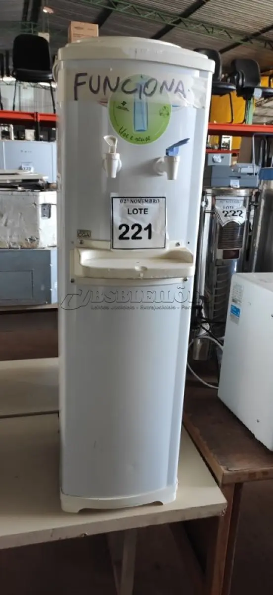 LOTE 221 - 01 BEBEDOURO PARA GARRAFÃO 220V. (NO ESTADO) ATENÇÃO! FAZER A VISITAÇÃO ANTES DE ARREMATAR, NÃO SABEMOS SE FUNCIONA, LEILÃO NÃO TEM GARANTIA E NEM DEVOLUÇÃO, SUJEITO A POSSÍVEIS AVARIAS VISÍVEIS/OCULTAS E/OU AUSÊNCIA DE COMPONENTES.
