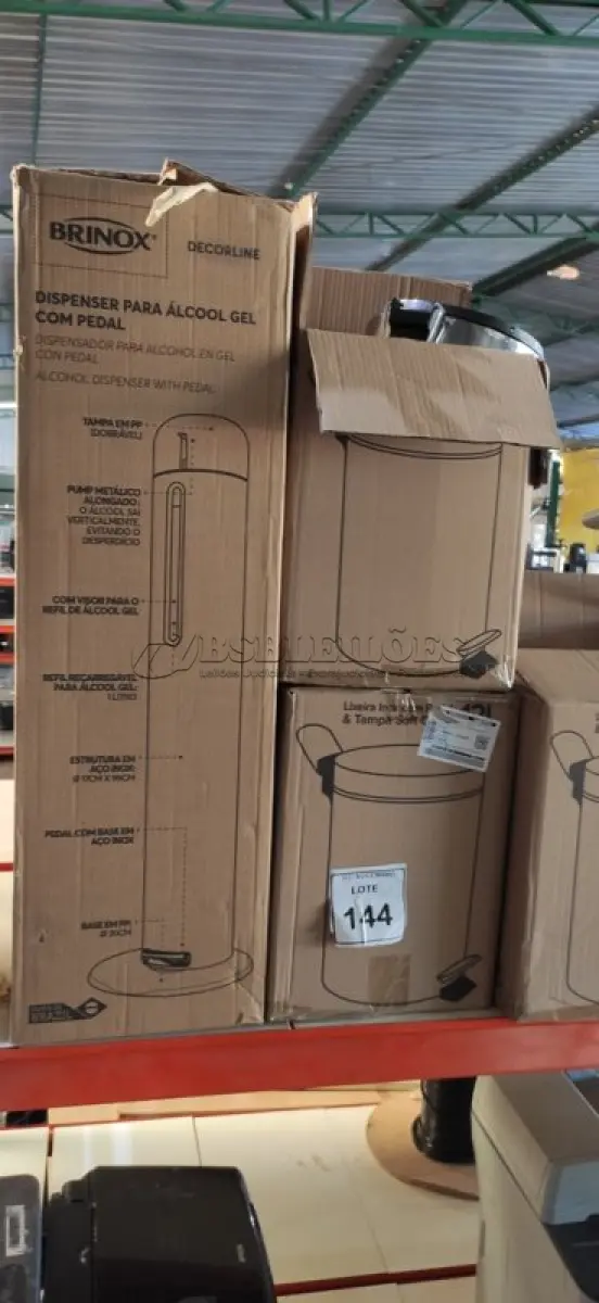 LOTE 144 - 03 LIXEIRAS INOX SEM TAMPA E 01 DISPENSE PARA ÁLCOOL EM GEL COM PEDAL. (NO ESTADO) ATENÇÃO! FAZER A VISITAÇÃO ANTES DE ARREMATAR, NÃO SABEMOS SE FUNCIONA, LEILÃO NÃO TEM GARANTIA E NEM DEVOLUÇÃO, SUJEITO A POSSÍVEIS AVARIAS VISÍVEIS/OCULTAS E/OU AUSÊNCIA DE COMPONENTES.
