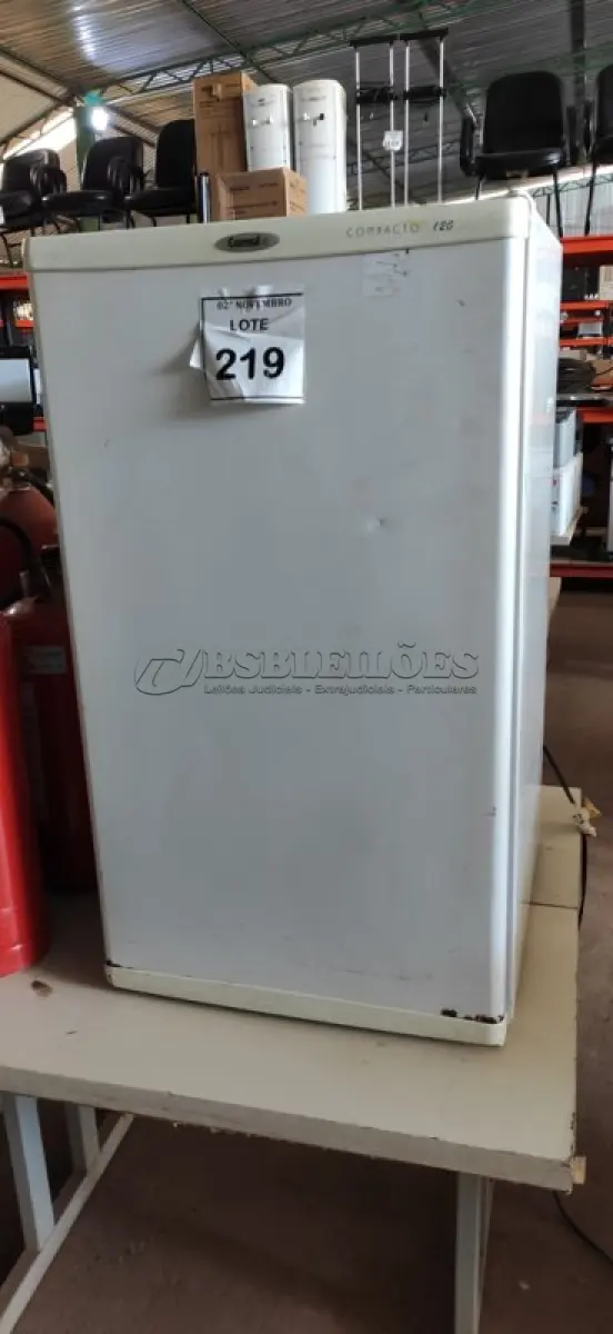 LOTE 219 - 01 FRIGOBAR 220V MARCA CONSUL. (NO ESTADO) ATENÇÃO! FAZER A VISITAÇÃO ANTES DE ARREMATAR, NÃO SABEMOS SE FUNCIONA, LEILÃO NÃO TEM GARANTIA E NEM DEVOLUÇÃO, SUJEITO A POSSÍVEIS AVARIAS VISÍVEIS/OCULTAS E/OU AUSÊNCIA DE COMPONENTES.