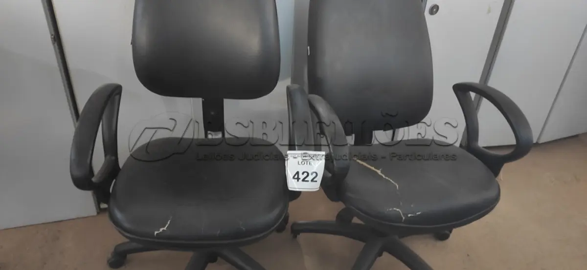 LOTE 422 - 02 CADEIRAS DE ESCRITÓRIO. (NO ESTADO) ATENÇÃO! FAZER A VISITAÇÃO ANTES DE ARREMATAR, NÃO SABEMOS SE FUNCIONA, LEILÃO NÃO TEM GARANTIA E NEM DEVOLUÇÃO, SUJEITO A POSSÍVEIS AVARIAS VISÍVEIS/OCULTAS E/OU AUSÊNCIA DE COMPONENTES.