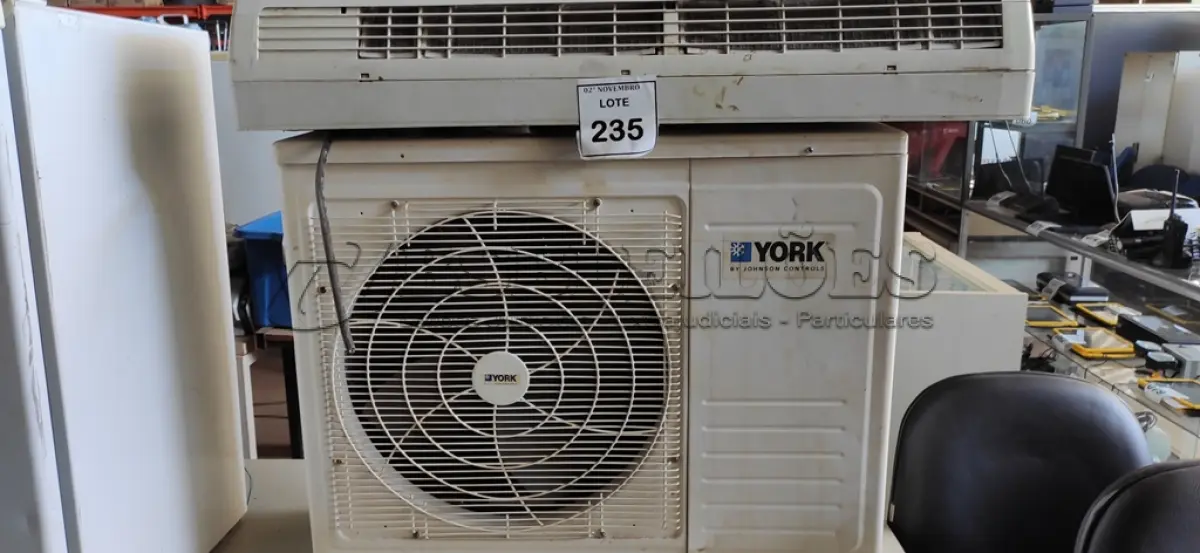 LOTE 235 - 01 CONDENSADORA MARCA YORK 18000 BTUS E 01 EVAPORADORA MARCA YORK 18.000 BTUS. (NO ESTADO) ATENÇÃO! FAZER A VISITAÇÃO ANTES DE ARREMATAR, NÃO SABEMOS SE FUNCIONA, LEILÃO NÃO TEM GARANTIA E NEM DEVOLUÇÃO, SUJEITO A POSSÍVEIS AVARIAS VISÍVEIS/OCULTAS E/OU AUSÊNCIA DE COMPONENTES.