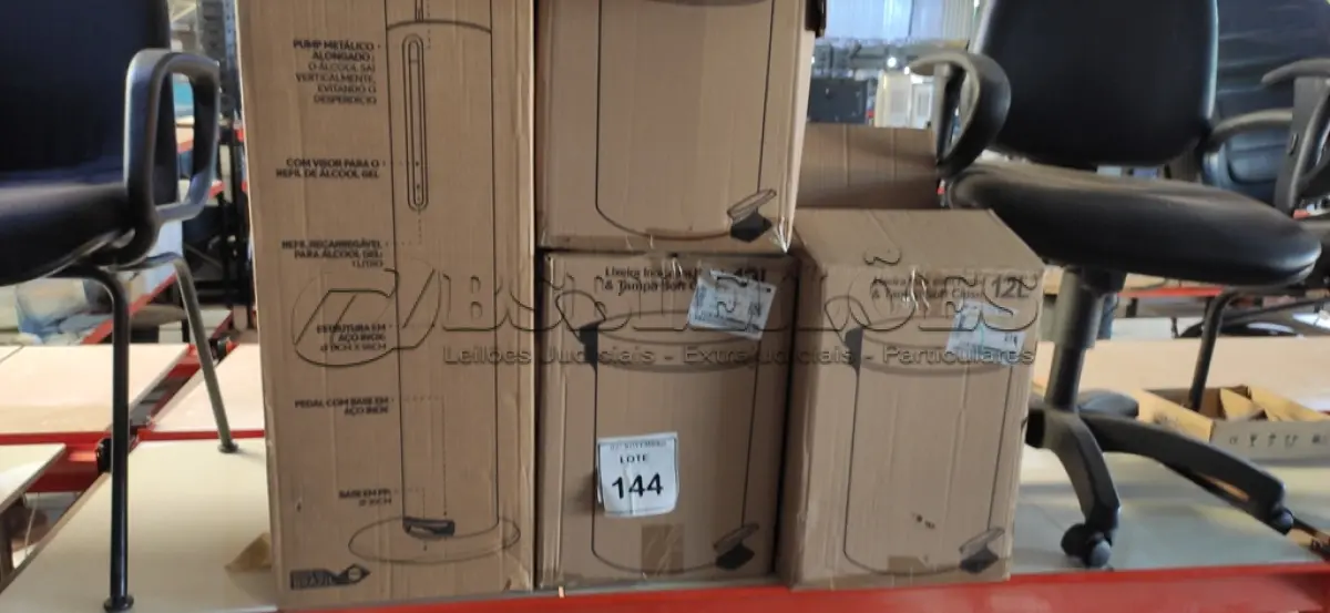 LOTE 144 - 03 LIXEIRAS INOX SEM TAMPA E 01 DISPENSE PARA ÁLCOOL EM GEL COM PEDAL. (NO ESTADO) ATENÇÃO! FAZER A VISITAÇÃO ANTES DE ARREMATAR, NÃO SABEMOS SE FUNCIONA, LEILÃO NÃO TEM GARANTIA E NEM DEVOLUÇÃO, SUJEITO A POSSÍVEIS AVARIAS VISÍVEIS/OCULTAS E/OU AUSÊNCIA DE COMPONENTES.