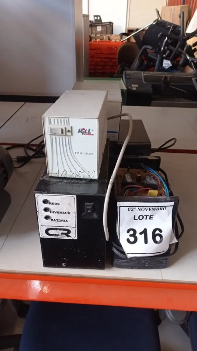 LOTE 316 - 06 ESTABILIZADORES E 01 TRANSFORMADOR. (NO ESTADO) ATENÇÃO! FAZER A VISITAÇÃO ANTES DE ARREMATAR, NÃO SABEMOS SE FUNCIONA, LEILÃO NÃO TEM GARANTIA E NEM DEVOLUÇÃO, SUJEITO A POSSÍVEIS AVARIAS VISÍVEIS/OCULTAS E/OU AUSÊNCIA DE COMPONENTES.