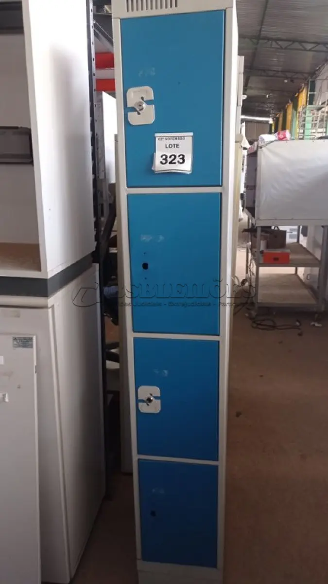LOTE 323 - 01 ARMÁRIO DE AÇO DE 04 PORTAS COM TRANCA. (NO ESTADO) ATENÇÃO! FAZER A VISITAÇÃO ANTES DE ARREMATAR, NÃO SABEMOS SE FUNCIONA, LEILÃO NÃO TEM GARANTIA E NEM DEVOLUÇÃO, SUJEITO A POSSÍVEIS AVARIAS VISÍVEIS/OCULTAS E/OU AUSÊNCIA DE COMPONENTES.