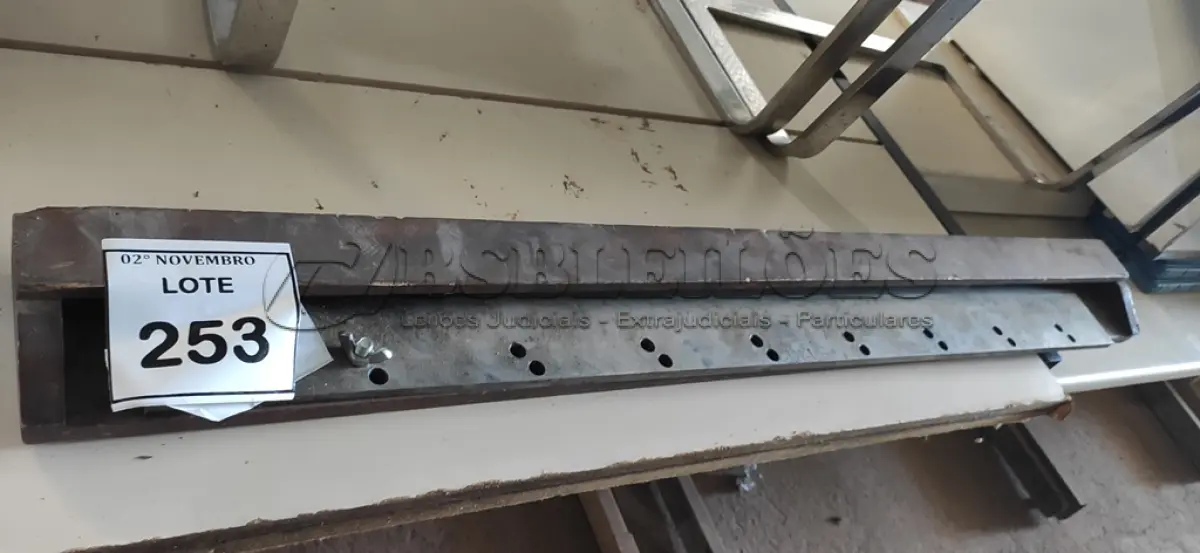 LOTE 253 - 01 LÂMINA DE GUILHOTINA GRÁFICA 100CM. (NO ESTADO) ATENÇÃO! FAZER A VISITAÇÃO ANTES DE ARREMATAR, NÃO SABEMOS SE FUNCIONA, LEILÃO NÃO TEM GARANTIA E NEM DEVOLUÇÃO, SUJEITO A POSSÍVEIS AVARIAS VISÍVEIS/OCULTAS E/OU AUSÊNCIA DE COMPONENTES.