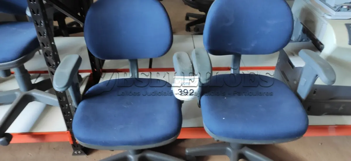 LOTE 392 - 02 CADEIRAS DE ESCRITÓRIO. (NO ESTADO) ATENÇÃO! FAZER A VISITAÇÃO ANTES DE ARREMATAR, NÃO SABEMOS SE FUNCIONA, LEILÃO NÃO TEM GARANTIA E NEM DEVOLUÇÃO, SUJEITO A POSSÍVEIS AVARIAS VISÍVEIS/OCULTAS E/OU AUSÊNCIA DE COMPONENTES.