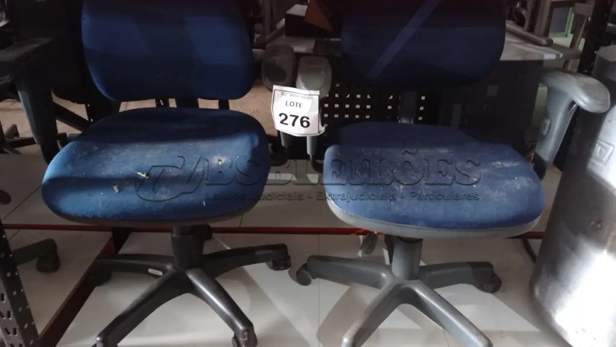 LOTE 276 - 02 CADEIRAS GIRATÓRIAS. (NO ESTADO) ATENÇÃO! FAZER A VISITAÇÃO ANTES DE ARREMATAR, NÃO SABEMOS SE FUNCIONA, LEILÃO NÃO TEM GARANTIA E NEM DEVOLUÇÃO, SUJEITO A POSSÍVEIS AVARIAS VISÍVEIS/OCULTAS E/OU AUSÊNCIA DE COMPONENTES.