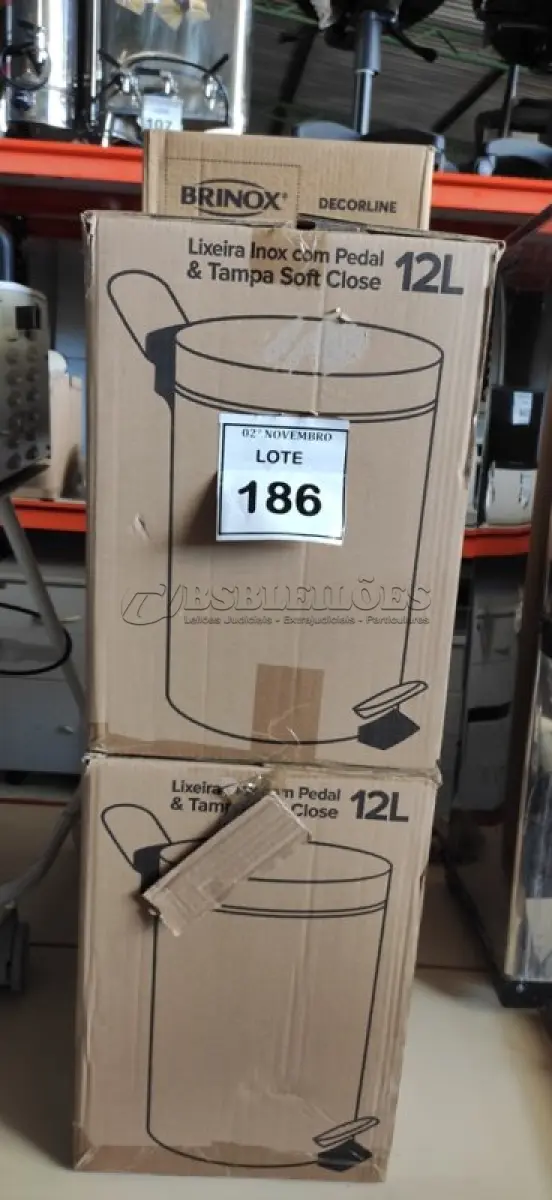 LOTE 186 - 02 LIXEIRAS INOX SEM TAMPA E 01 DISPENSE DE ÁLCOOL EM GEL COM PEDAL. (NO ESTADO) ATENÇÃO! FAZER A VISITAÇÃO ANTES DE ARREMATAR, NÃO SABEMOS SE FUNCIONA, LEILÃO NÃO TEM GARANTIA E NEM DEVOLUÇÃO, SUJEITO A POSSÍVEIS AVARIAS VISÍVEIS/OCULTAS E/OU AUSÊNCIA DE COMPONENTES.