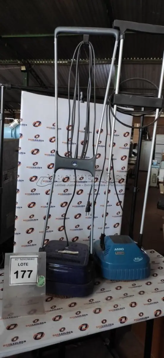 LOTE 177 - 02 ENCERADEIRAS ELÉTRICAS DOMÉSTICA MARCAS ARNO E ELECTROLUX. (NO ESTADO) ATENÇÃO! FAZER A VISITAÇÃO ANTES DE ARREMATAR, NÃO SABEMOS SE FUNCIONA, LEILÃO NÃO TEM GARANTIA E NEM DEVOLUÇÃO, SUJEITO A POSSÍVEIS AVARIAS VISÍVEIS/OCULTAS E/OU AUSÊNCIA DE COMPONENTES.